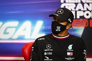 Hamilton kiakadt: nem érti, mit keres Petrov a versenybírák között