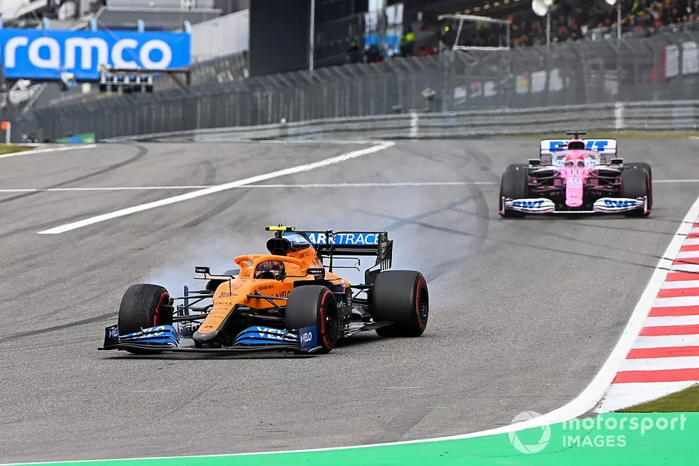 Lando Norris, McLaren MCL35, Sergio P&eacute;rez, Racing Point RP20