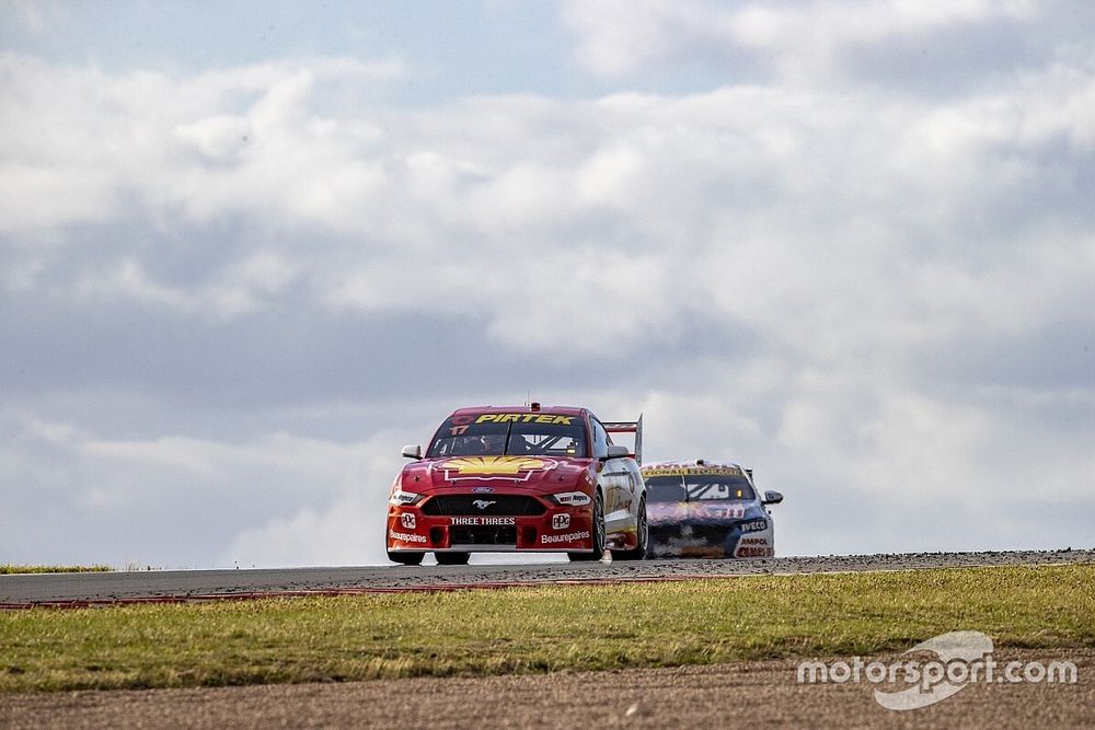 Scott McLaughlin, DJR Team Penske leads Shane van Gisbergen, Triple Eight Race Engineering Holden