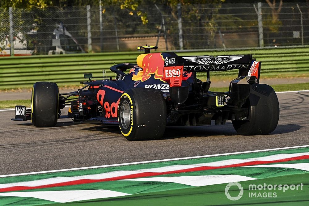 Alex Albon, Red Bull Racing RB16, spins