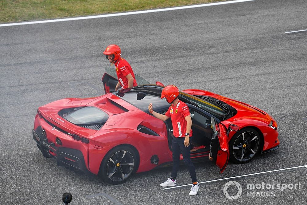 Leclerc-t a hányinger kerülgette, Vettel élvezte: itt a videó a Ferrari mugellói szemkendős autózásáról