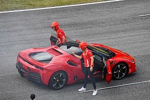 Leclerc-t a hányinger kerülgette, Vettel élvezte: itt a videó a Ferrari mugellói szemkendős autózásáról