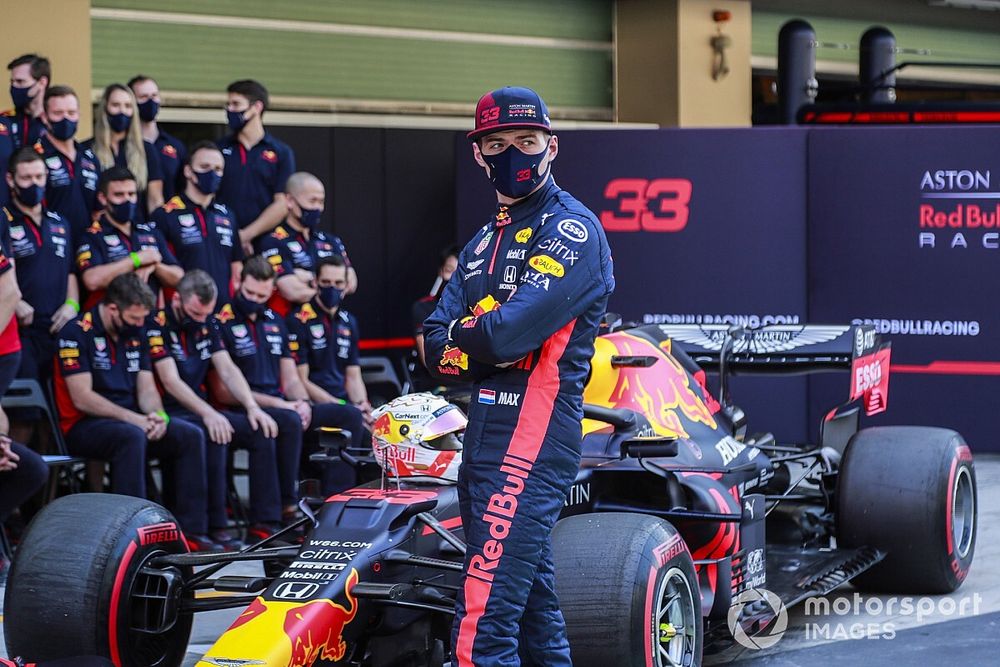 PÓDIO: Verstappen fecha temporada em grande estilo; veja debate sobre os melhores do ano com Felipe Motta e Rico Penteado