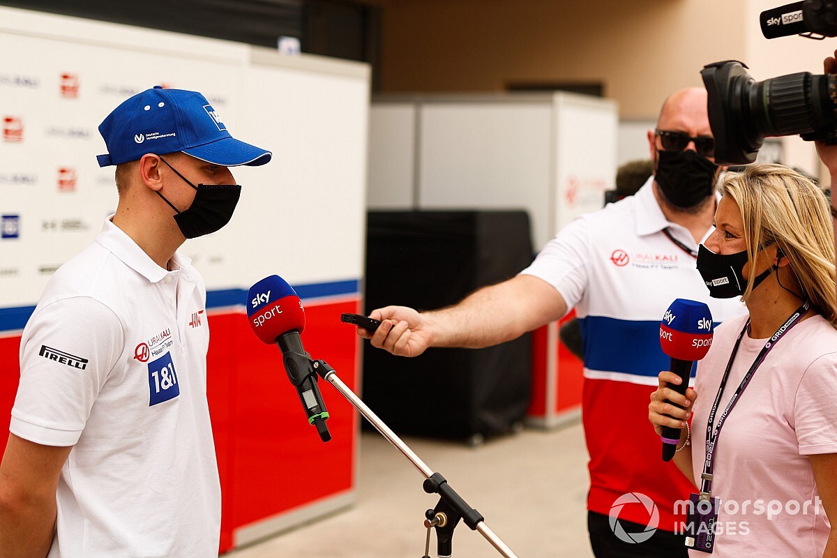 Cuaca Berangin, Schumacher Gagal Catatkan Waktu Terbaik