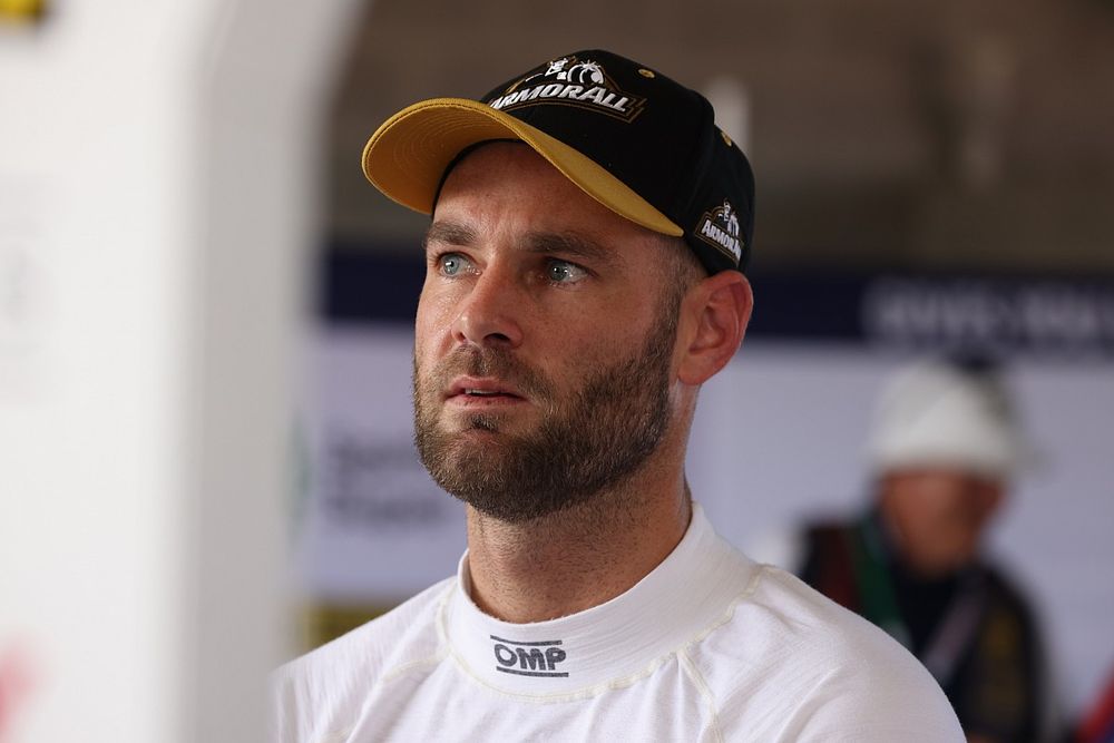 Van Gisbergen breaks collarbone in bike crash