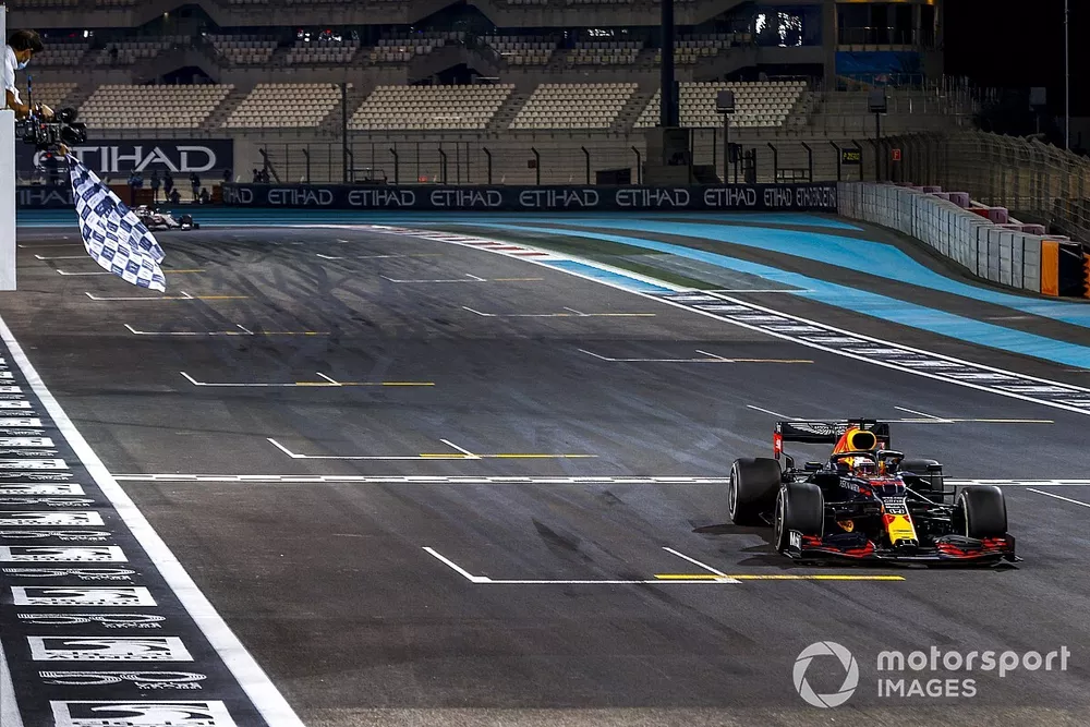 Ganador Max Verstappen, Red Bull Racing RB16, con la bandera a cuadros al final de la carrera