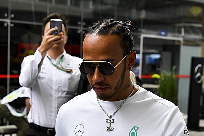 Hamilton nem érti, miért nem versenyezhet mindenki olyan sisakkal, amilyennel szeretne