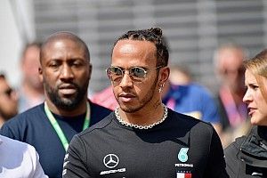 Hamilton se mensajeó con el ausente Bonnington para pedirle consejos
