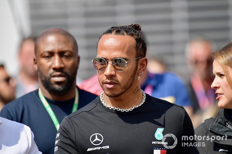 Hamilton diz que trocou mensagens sobre acerto do carro com engenheiro afastado
