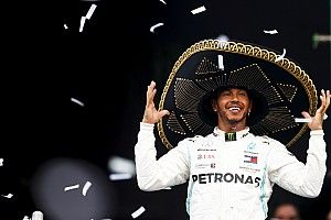 Hamilton: "Moeilijke zege door schade aan vloer"