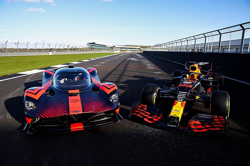 Max Verstappen, Red Bull Racing et Alexander Albon, Red Bull Racing, testent l'Aston Martin Valyrie