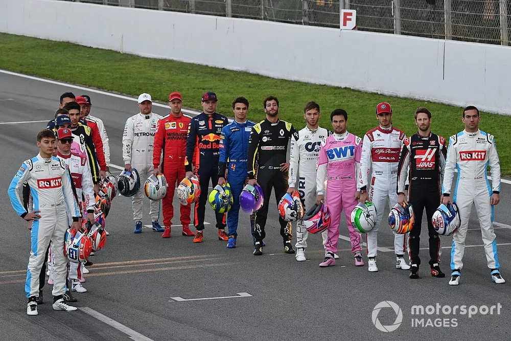 Los pilotos se alinean en la pista