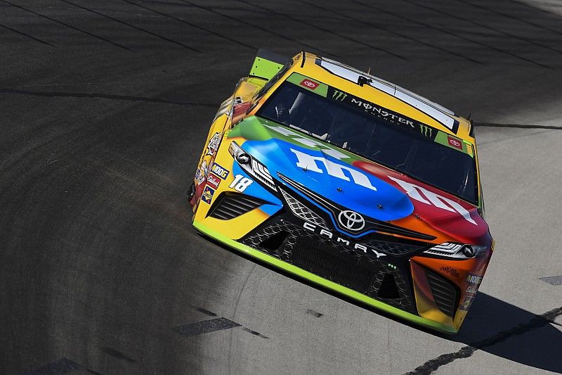  Kyle Busch, Joe Gibbs Racing, Toyota Camry M&M's