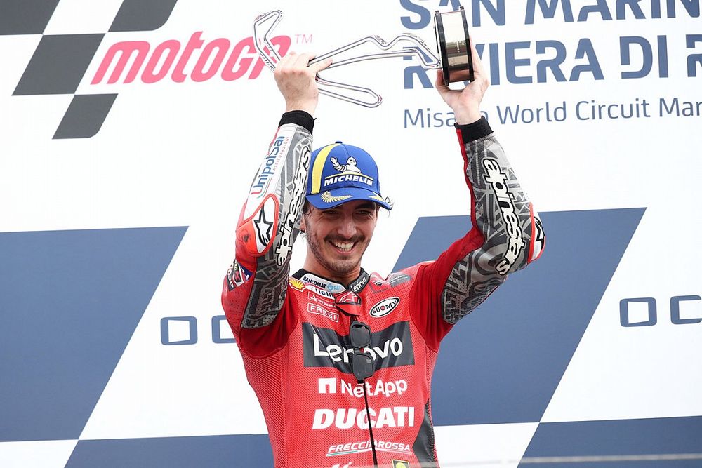 Bagnaia le gana el mano a mano a Quartararo en Misano