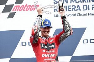 Bagnaia le gana el mano a mano a Quartararo en Misano