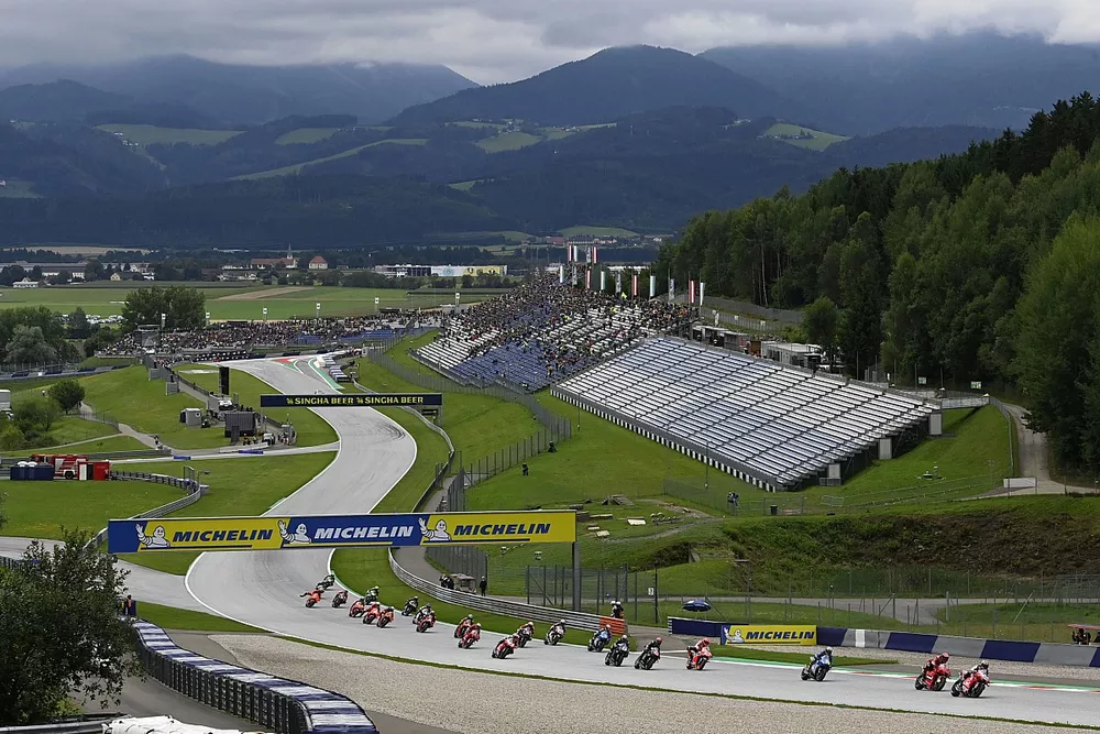 Inicio de la carrera de MotoGP