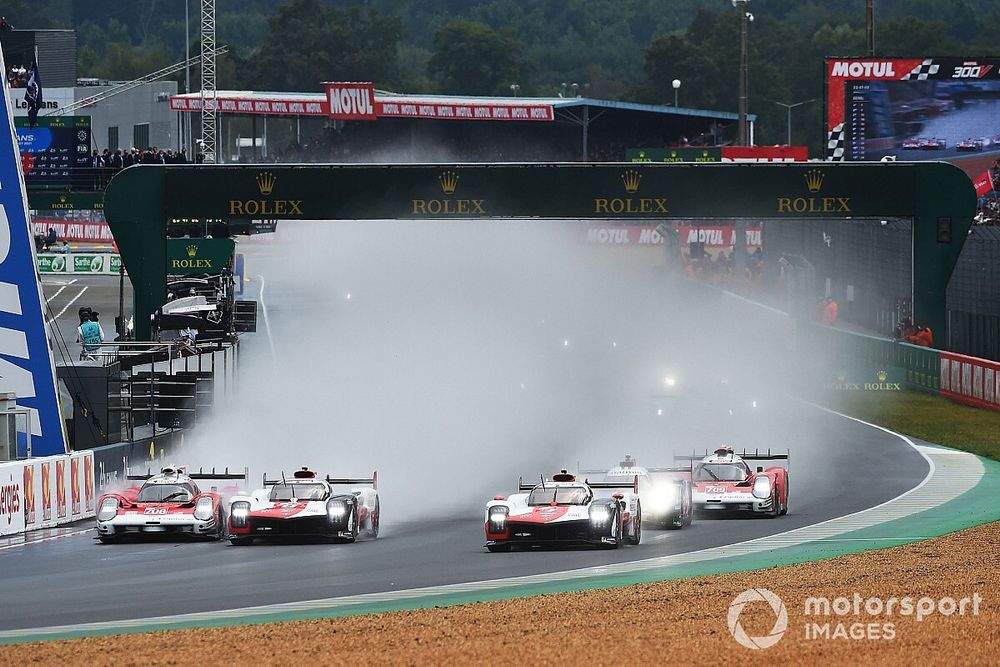 Partenza #7 Toyota Gazoo Racing Toyota GR010 - Hybrid Hypercar, Mike Conway, Kamui Kobayashi, Jose Maria Lopez, #8 Toyota Gazoo Racing Toyota GR010 - Hybrid Hypercar, Sébastien Buemi, Kazuki Nakajima, Brendon Hartley