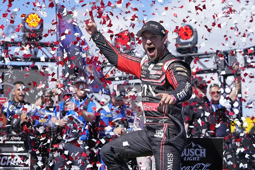 Race winner Daniel Suarez, TrackHouse Racing, Onx Homes / Renu Chevrolet Camaro 