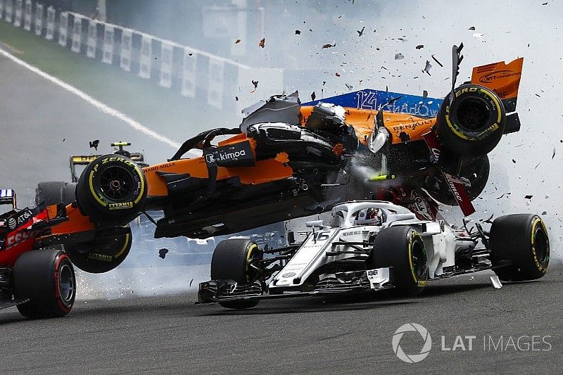 Charles Leclerc, Sauber C37, Fernando Alonso, McLaren MCL33 crasht aan het begin van de race