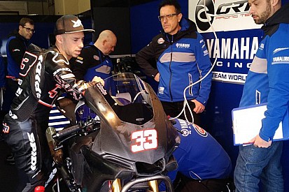 Ritorno al passato per Melandri: oggi debutta a Jerez sulla Yamaha R1 del team GRT