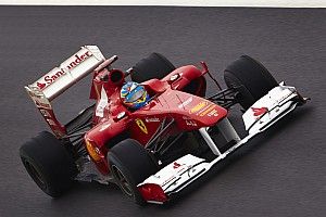 Webber lélegzetelállító manővere Alonso ellen az Eau Rouge-ban (videó)