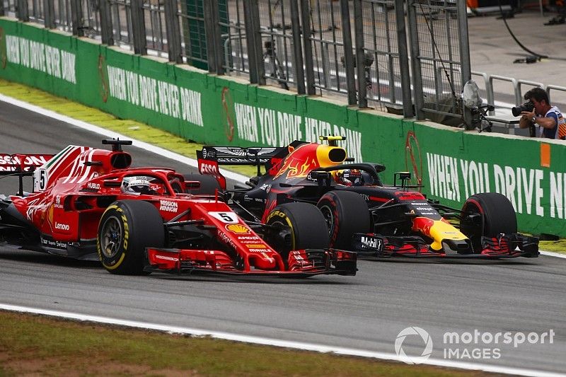 Max Verstappen, Red Bull Racing RB14, dépasse Sebastian Vettel, Ferrari SF71H. 