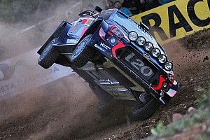 Neuville over de kop tijdens shakedown Rally van Catalonië