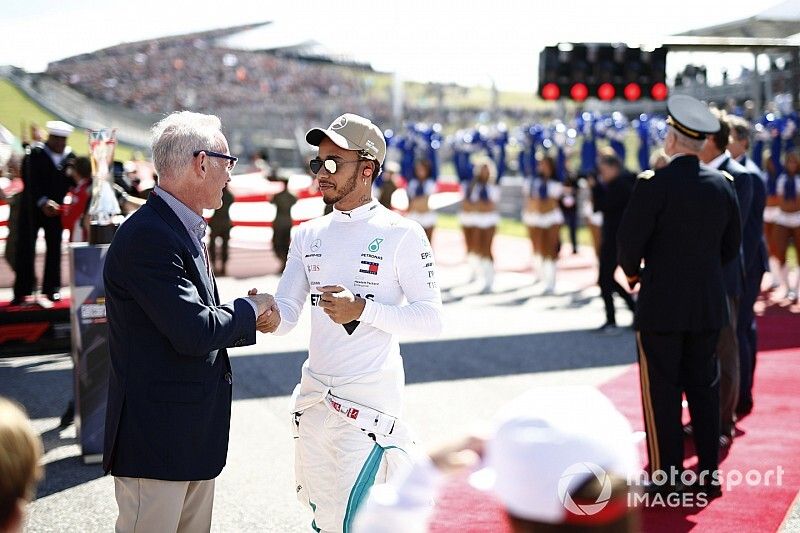 John Malone, Chairman, Liberty Media, talks with Lewis Hamilton, Mercedes AMG F1, on the grid