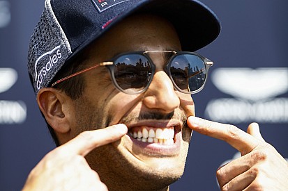 Ricciardo sem érti, hogy mi történik Vettellel