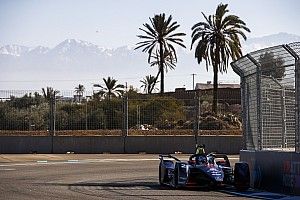 Marrakesh E-Prix: Bird snatches pole from Vergne