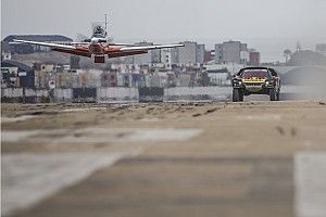 Érdekes évkezdés: repülő ellen versenyzett Loeb Peruban