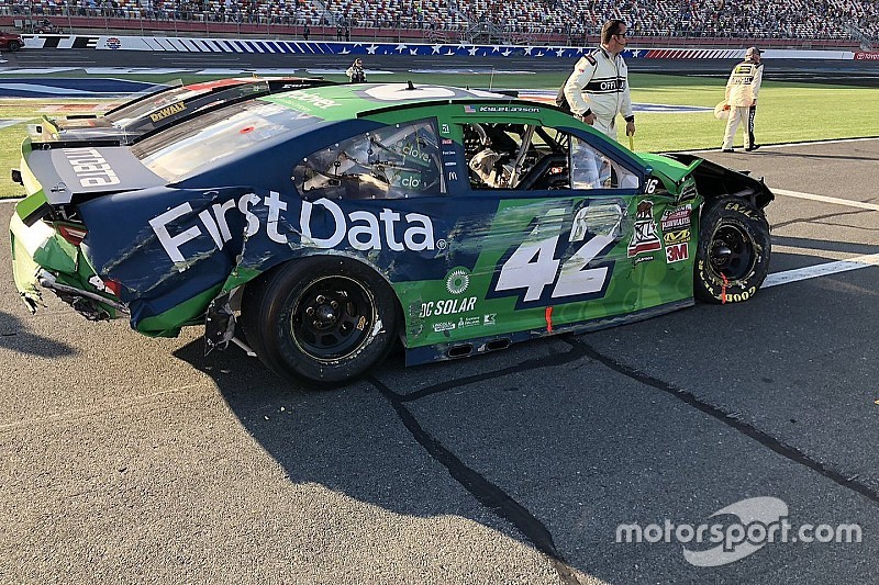 Kyle Larson rides the wall in mangled car, salvaging title hopes