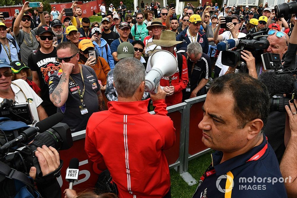 Un miembro de la Corporación Australiana del Gran Premio hace un anuncio a los aficionados