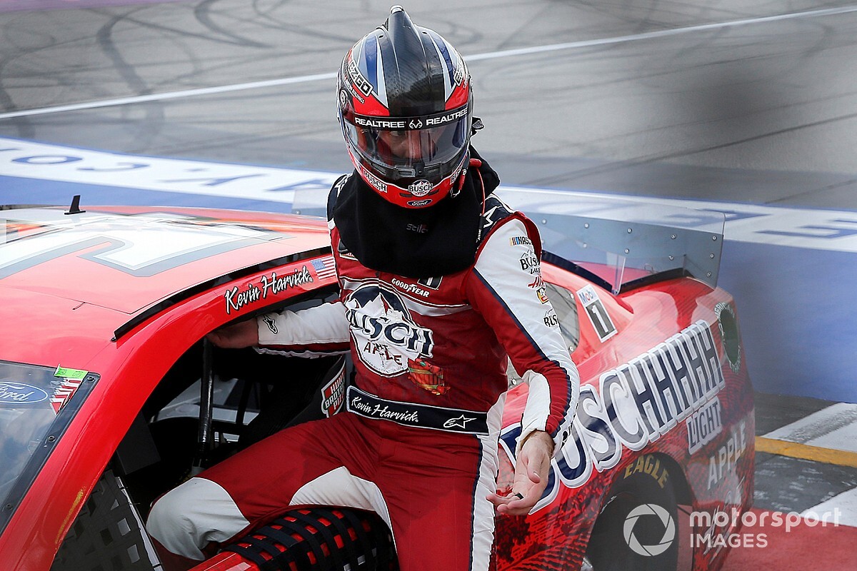 Harvick rządzi w Michigan