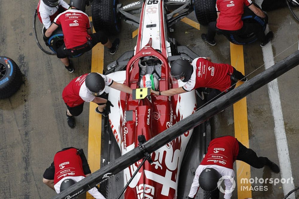 Antonio Giovinazzi, Alfa Romeo Racing C39, makes a pit stop