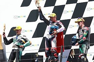 Moto3 - Austria: 'Superman' Arenas se lleva una carrera de locos con Masià, 2º