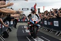 Zes op rij voor Razgatlioglu in superpole-race Donington, Van der Mark P12