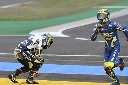 Видео: Мир и Абрагам синхронно падают на прогревочном круге гонки MotoGP в Ле-Мане