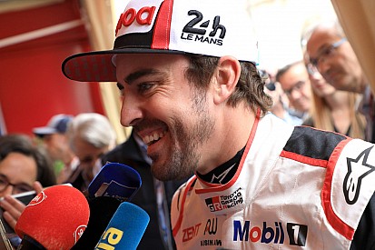 Alonso si chiama fuori da chi lo tira per la... giacchetta