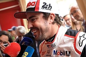 Alonso si chiama fuori da chi lo tira per la... giacchetta