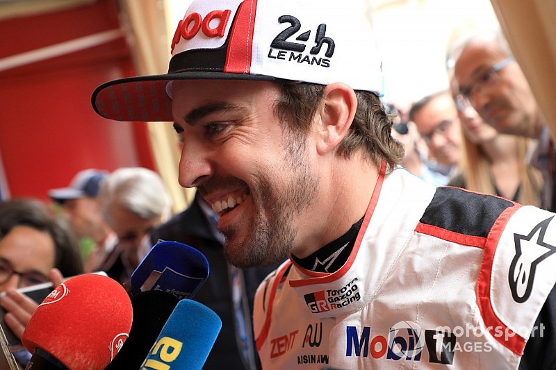 Alonso si chiama fuori da chi lo tira per la... giacchetta