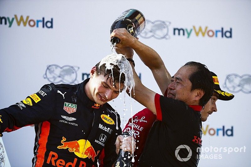 Podio: Toyoharu Tanabe, F1 Director Honda, ganador de la carrera Max Verstappen, Red Bull Racing