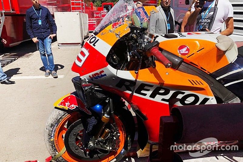 Dettaglio della moto di Jorge Lorenzo, Repsol Honda, dopo la caduta durante il test a Barcellona