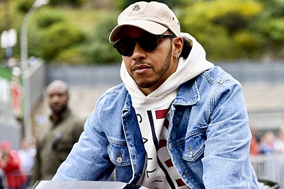 Hamilton egészen laza és csendes megjelenése Monacóból