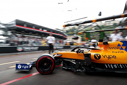 Sainz lamenta empezar "30 o 40 vueltas" por detrás de sus rivales