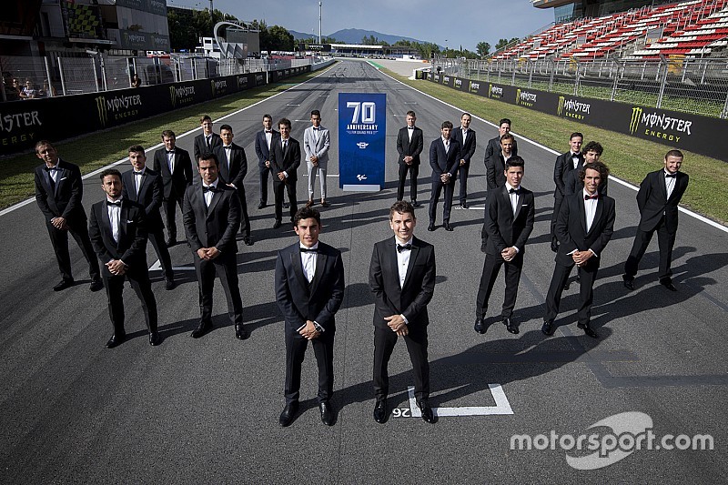 Kala pembalap MotoGP tampil keren dengan setelan jas