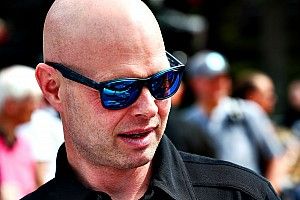 Óriási csatában Button lemaradt a győzelemről, így Magnussen nyert a legendák versenyén!