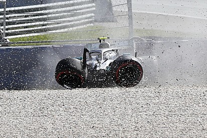 Photos - Les accidents de Verstappen et Bottas au Red Bull Ring