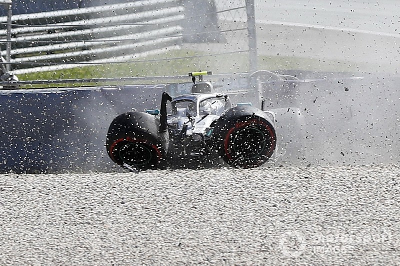 Photos - Les accidents de Verstappen et Bottas au Red Bull Ring