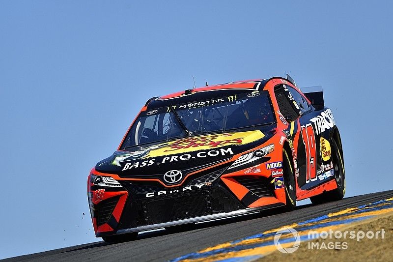 Martin Truex Jr. supera a Kyle Busch y gana en Sonoma